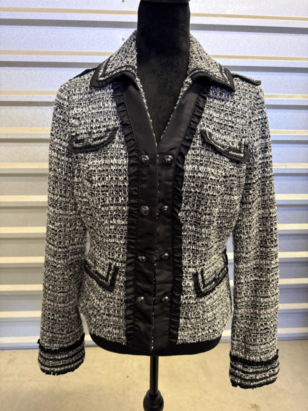 White House Black Market Tweed Clasp Front Ruffle Blazer Jacket Size 8